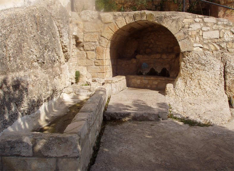 Font del nínxol i safareig de les roques 