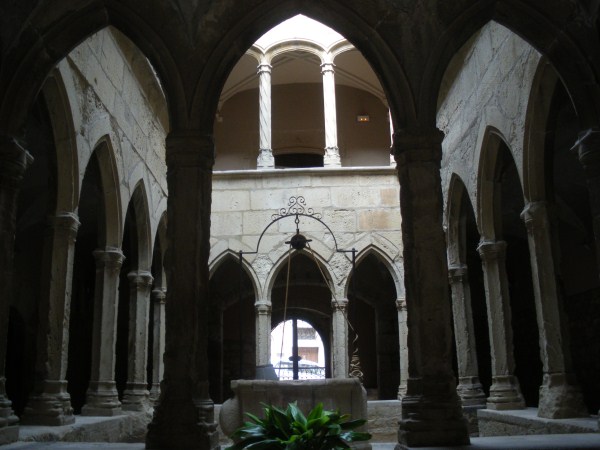 Antic hospital de santa magdalena 