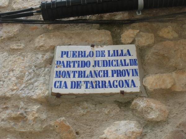 Rajola del partit judicial i guix decorat 