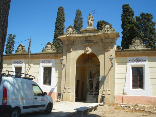 Façana principal del cementiri de montblanc. 