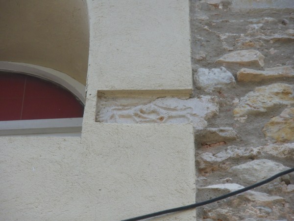 Rajola del partit judicial i guix decorat 