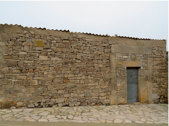 Estela funerària encastada 