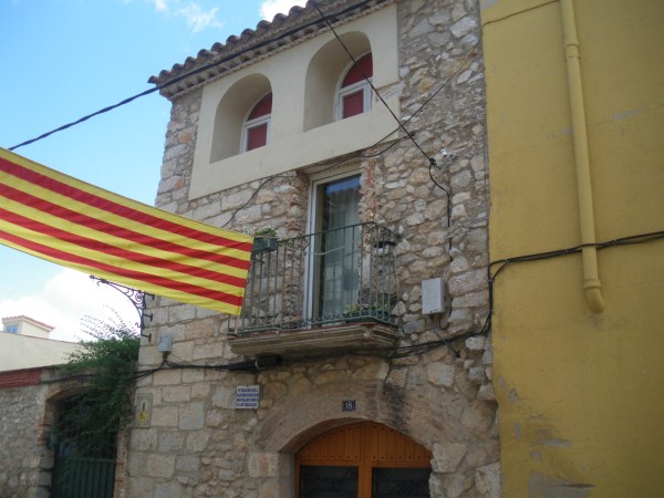 Rajola del partit judicial i guix decorat 