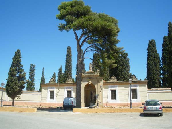 Façana principal del cementiri de montblanc. 