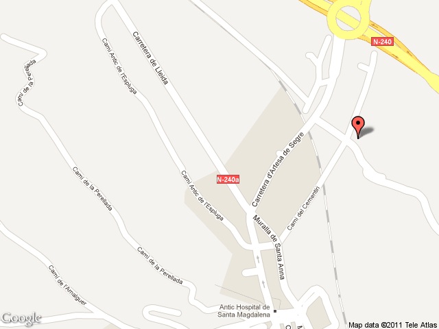 Façana principal del cementiri de montblanc. 