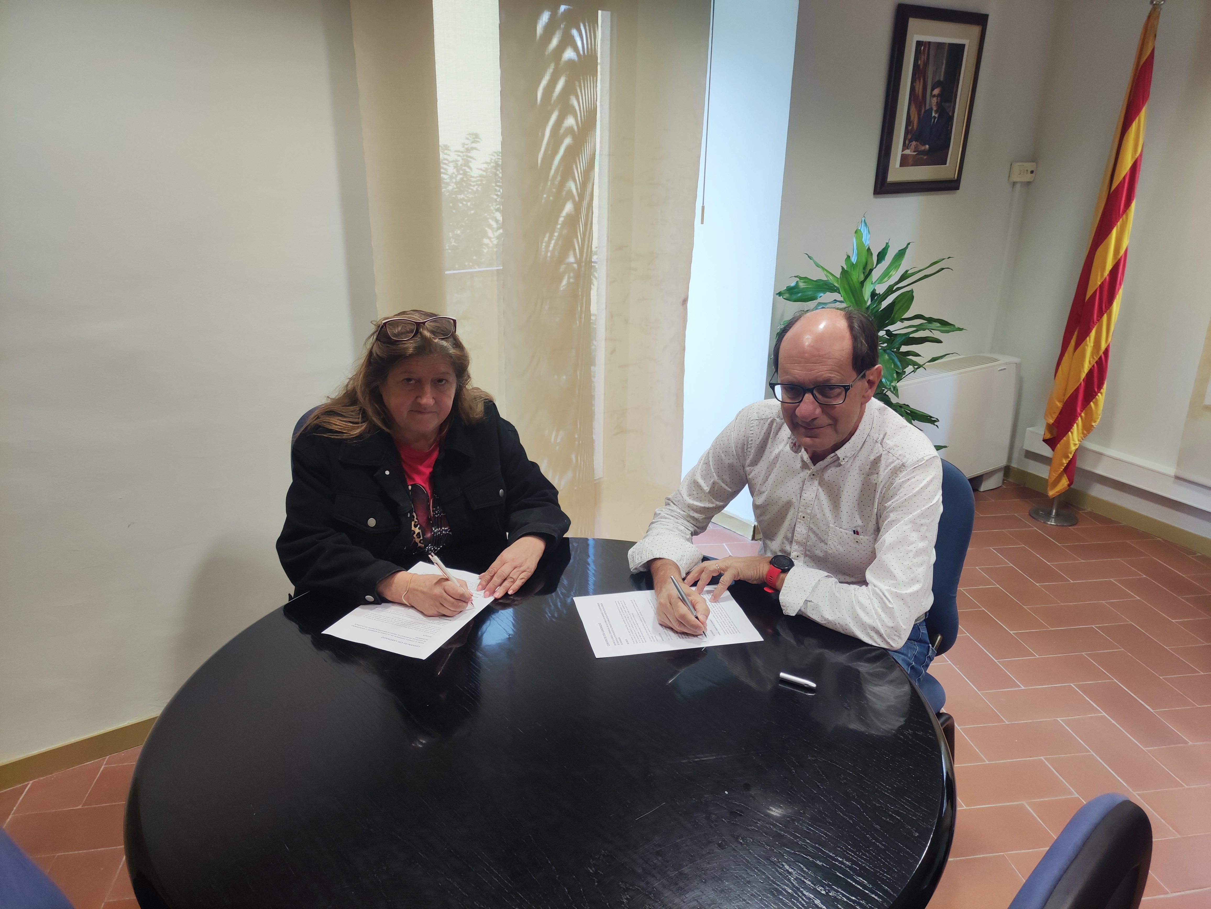 Solivella i el consell comarcal de la conca de barberà signen un conveni per digitalitzar els llibres editats pel municipi