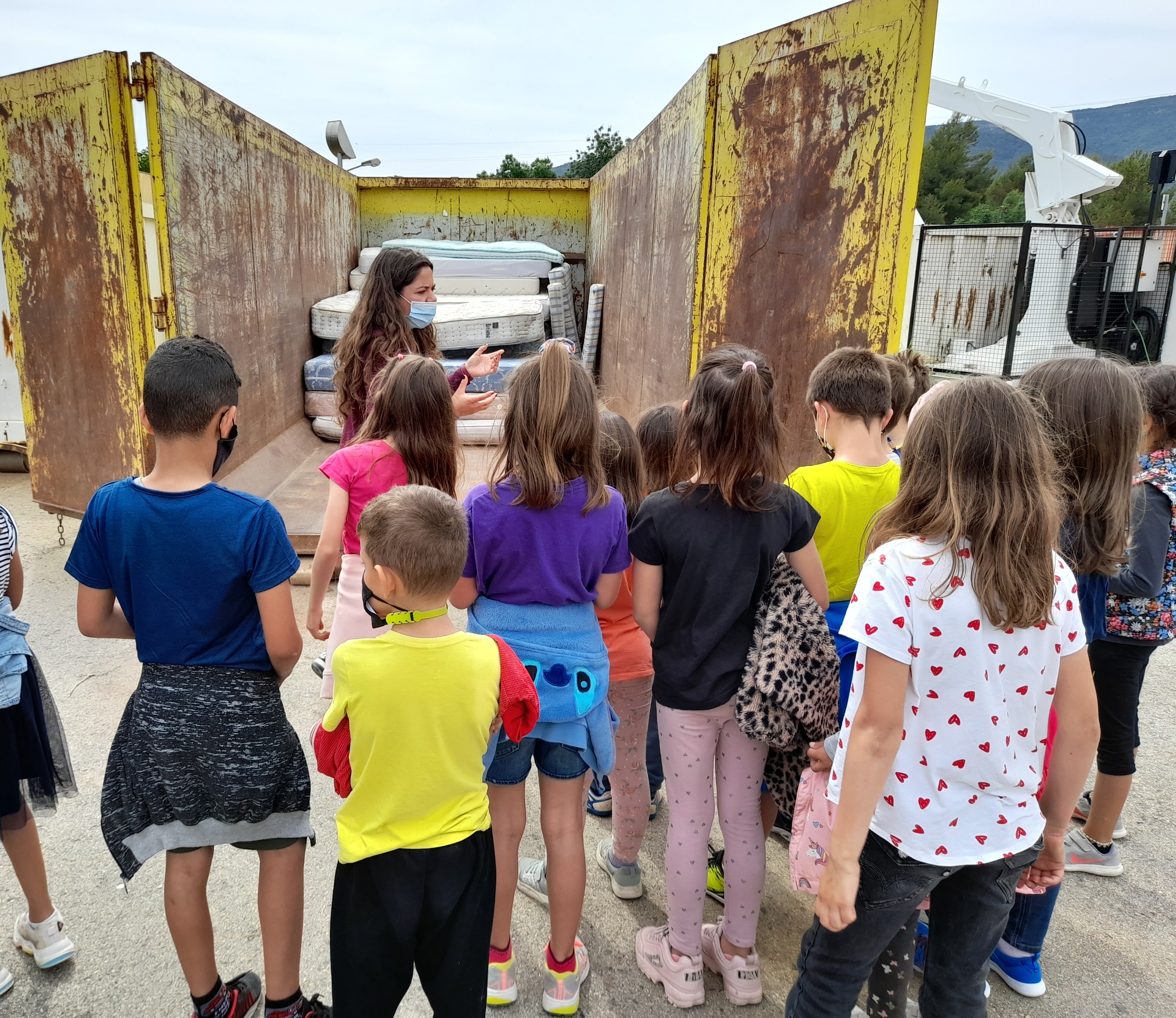 Els alumnes de l’escola martí i poch de l’espluga de francolí visiten la deixalleria municipal