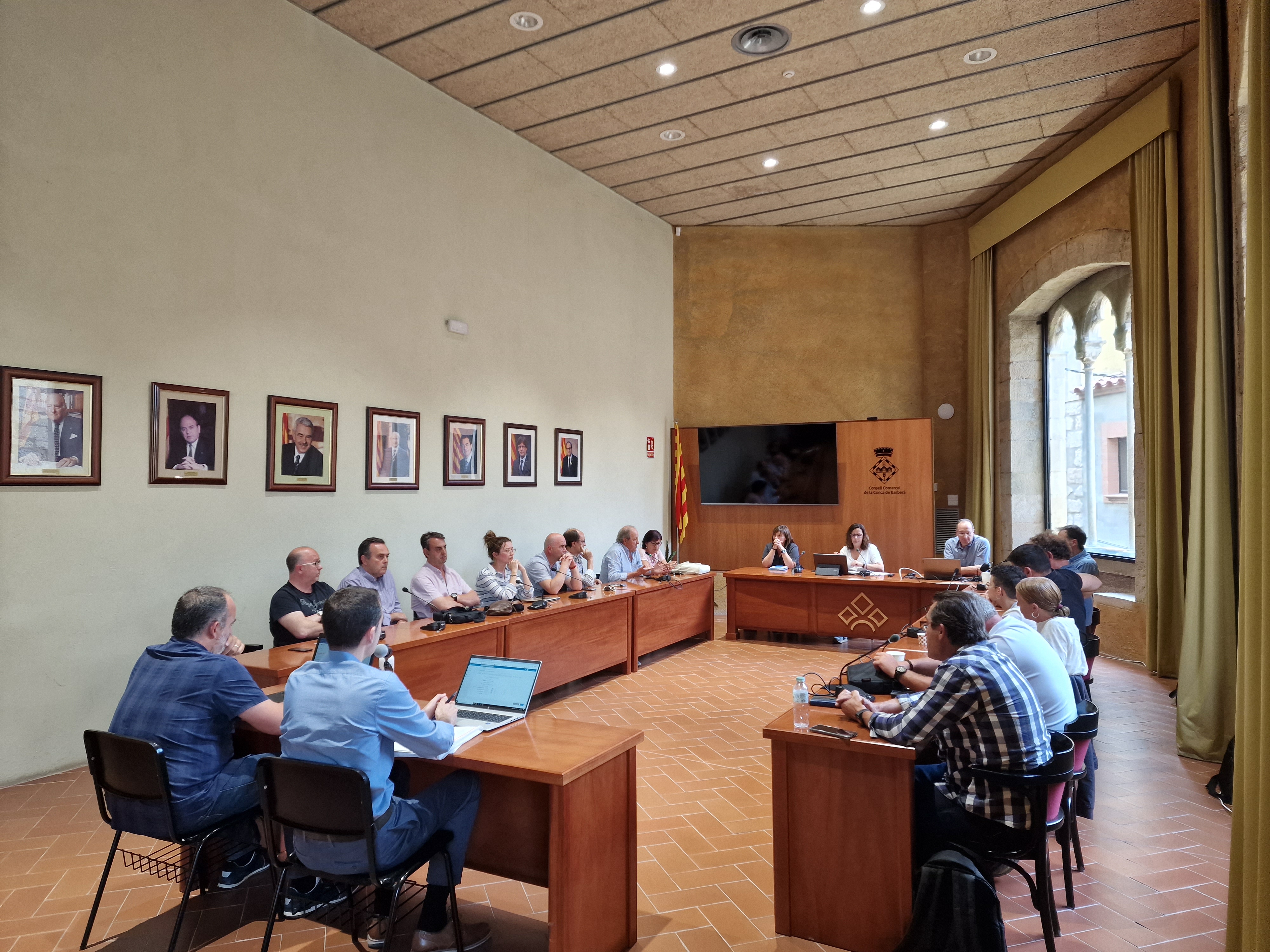 El ple del consell comarcal aprova declarar com a bcil la sala de les "arcades de la bassa", a la casa de la vila de passanant i belltall