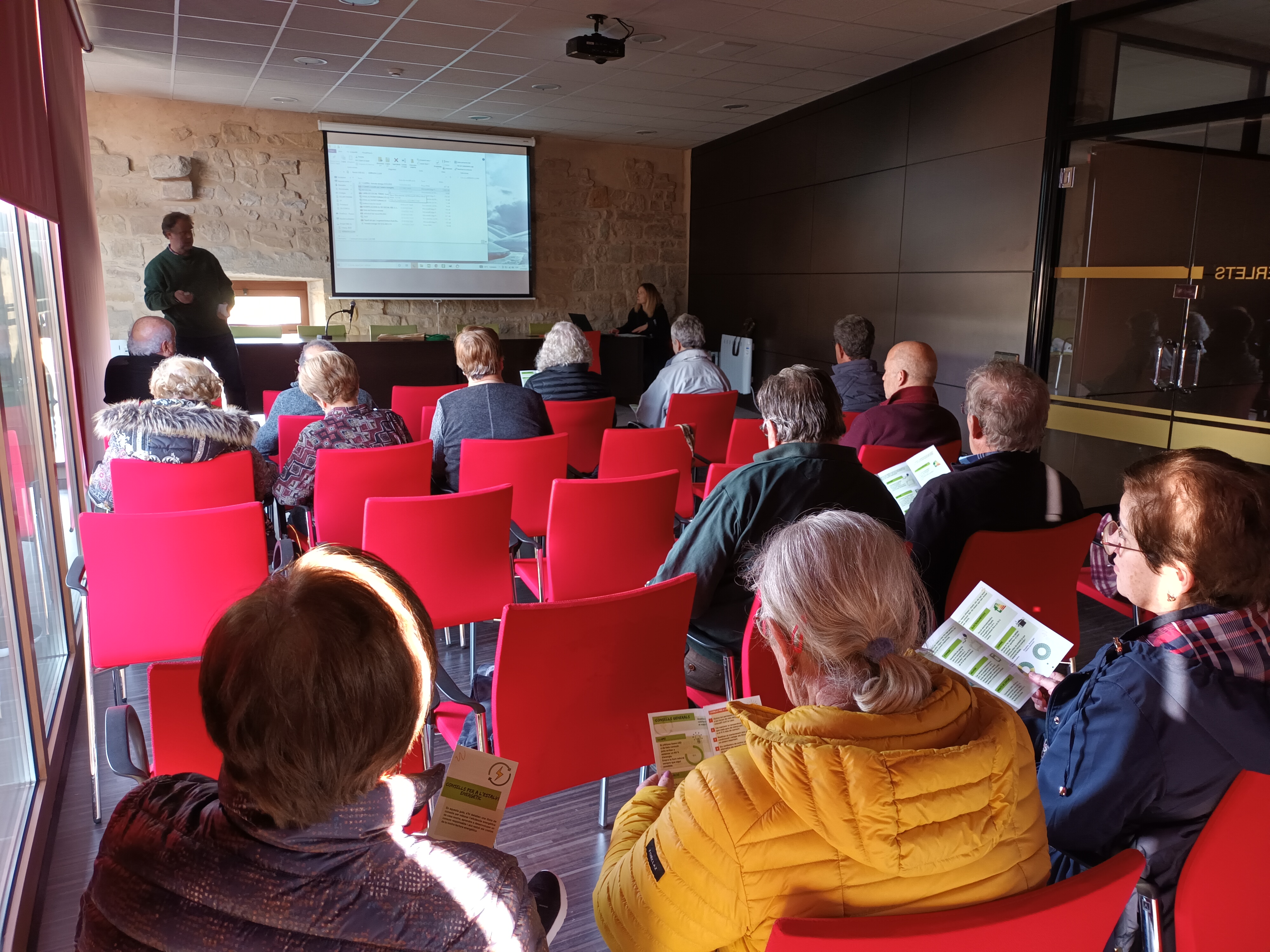 El 21 de març es va realitzar la xerrada informativa sobre l’estalvi d’energia a la llar