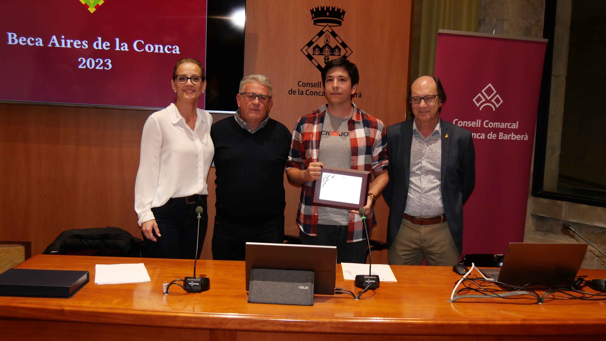 Carles moruno rep la beca "aires de la conca"