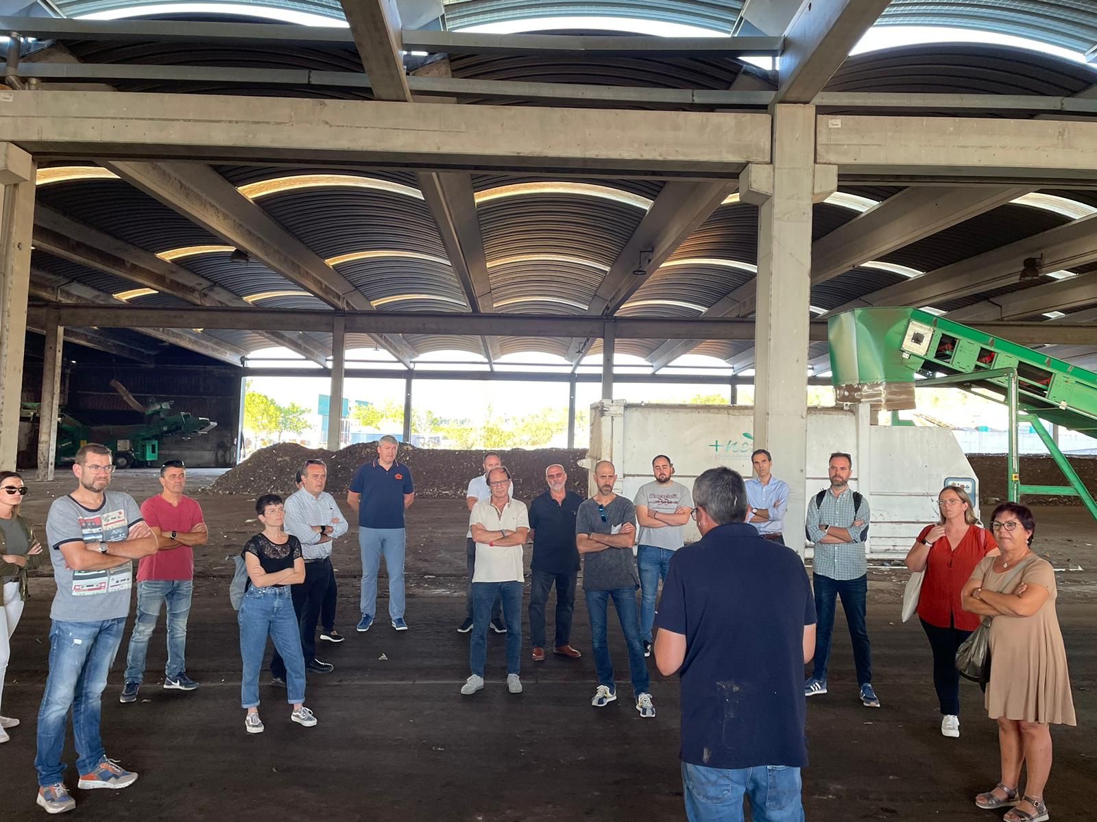 Les alcaldesses i alcaldes visiten el centre comarcal de tractament de residus municipals