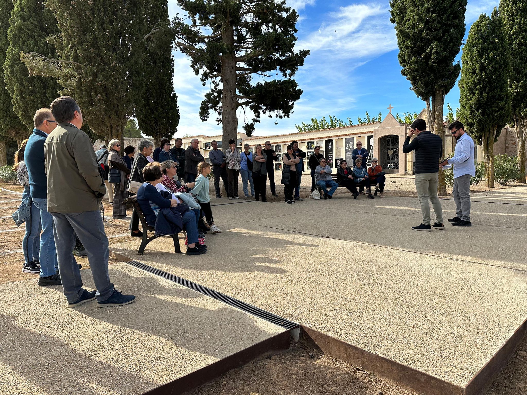 293 persones assisteixen a les visites guiades als cementiris