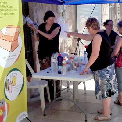 Campanya per repartir material per a la recollida selectiva d'envasos