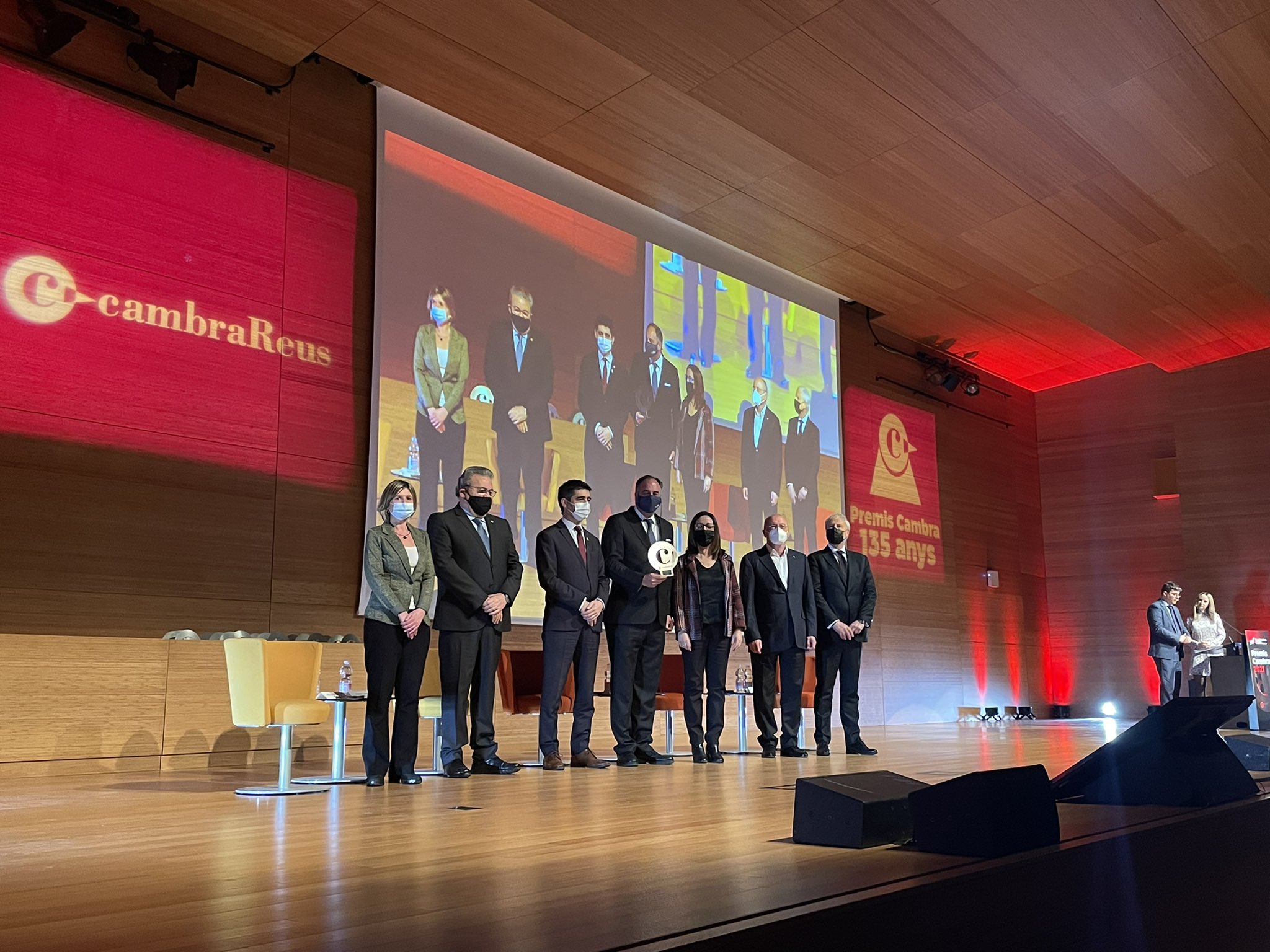 La presidenta carme pallàs entrega el guardó cambra reus al càmping serra de prades resort