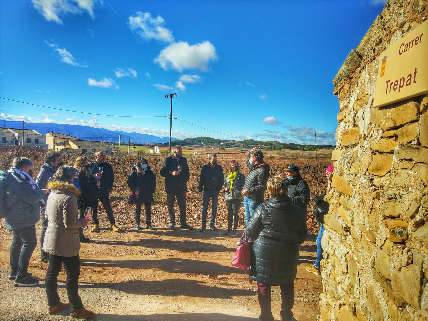 Agents turístics de la conca de barberà visiten el celler modernista de sarral en una sortida de familiarització per conèixer l’oferta turística de la comarca