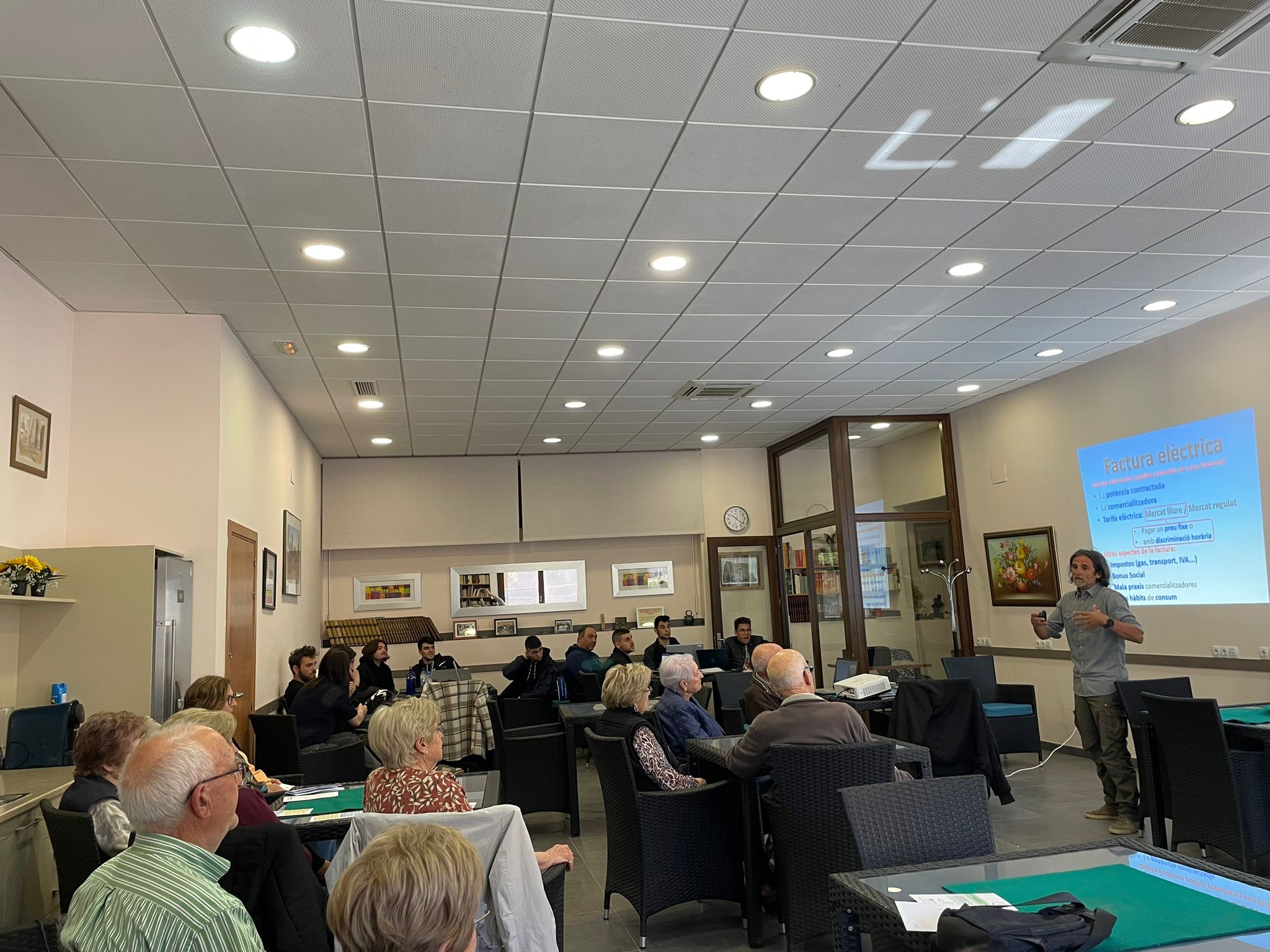 Concactiva i alumnes del cicle de grau superior d’energies renovables expliquen la factura de la llum a solivella, barberà i vimbodí