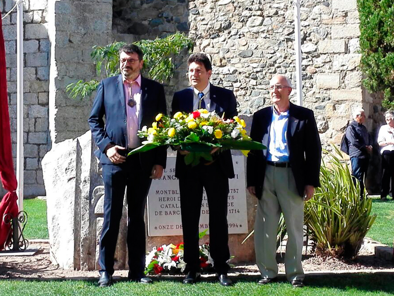El consell participa en l'ofrena floral al monument de francesc castellví
