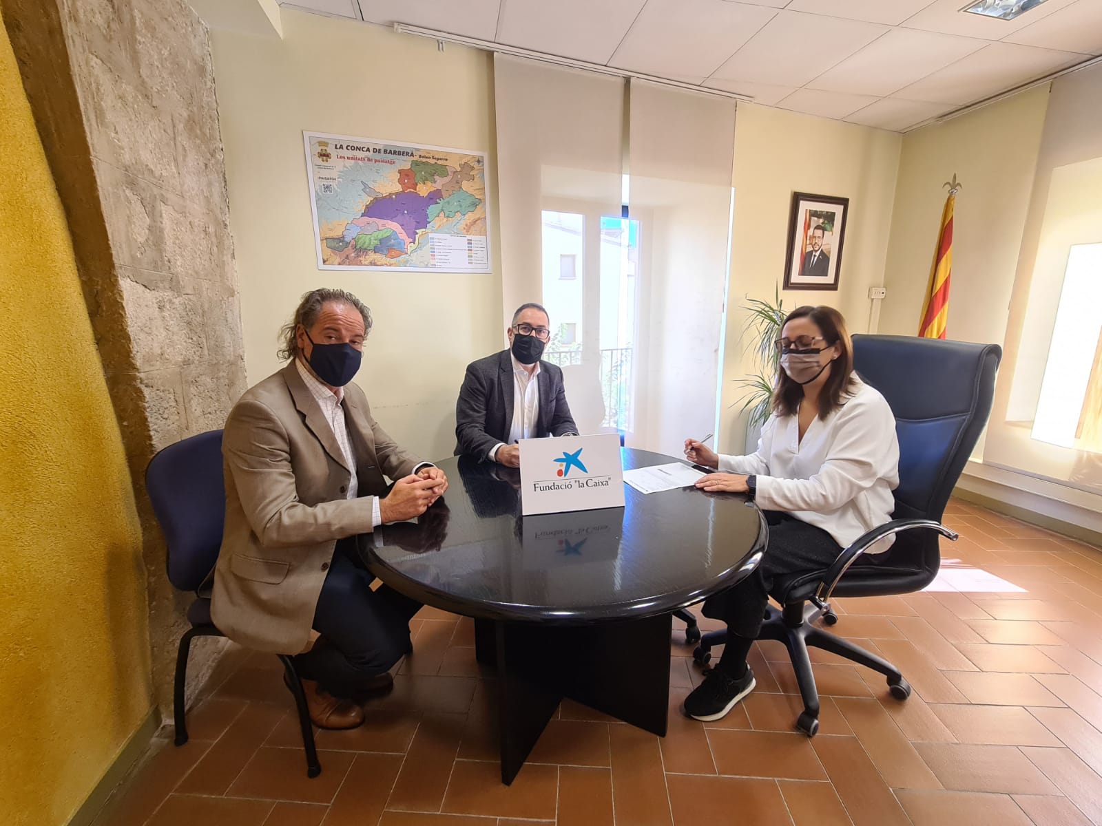 La fundació “la caixa” i caixabank col·laboren amb el consell comarcal de la conca en el desenvolupament del projecte de targetes moneder