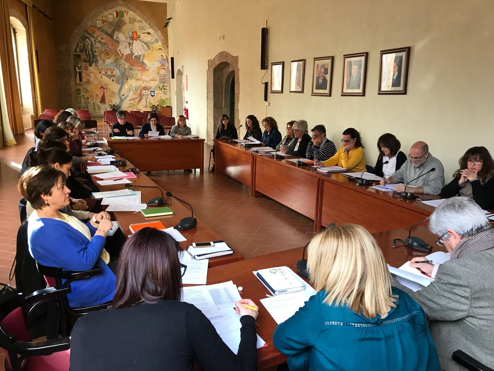 Es posa en marxa la taula que vetllarà per l'atenció a la infància i a l'adolescència