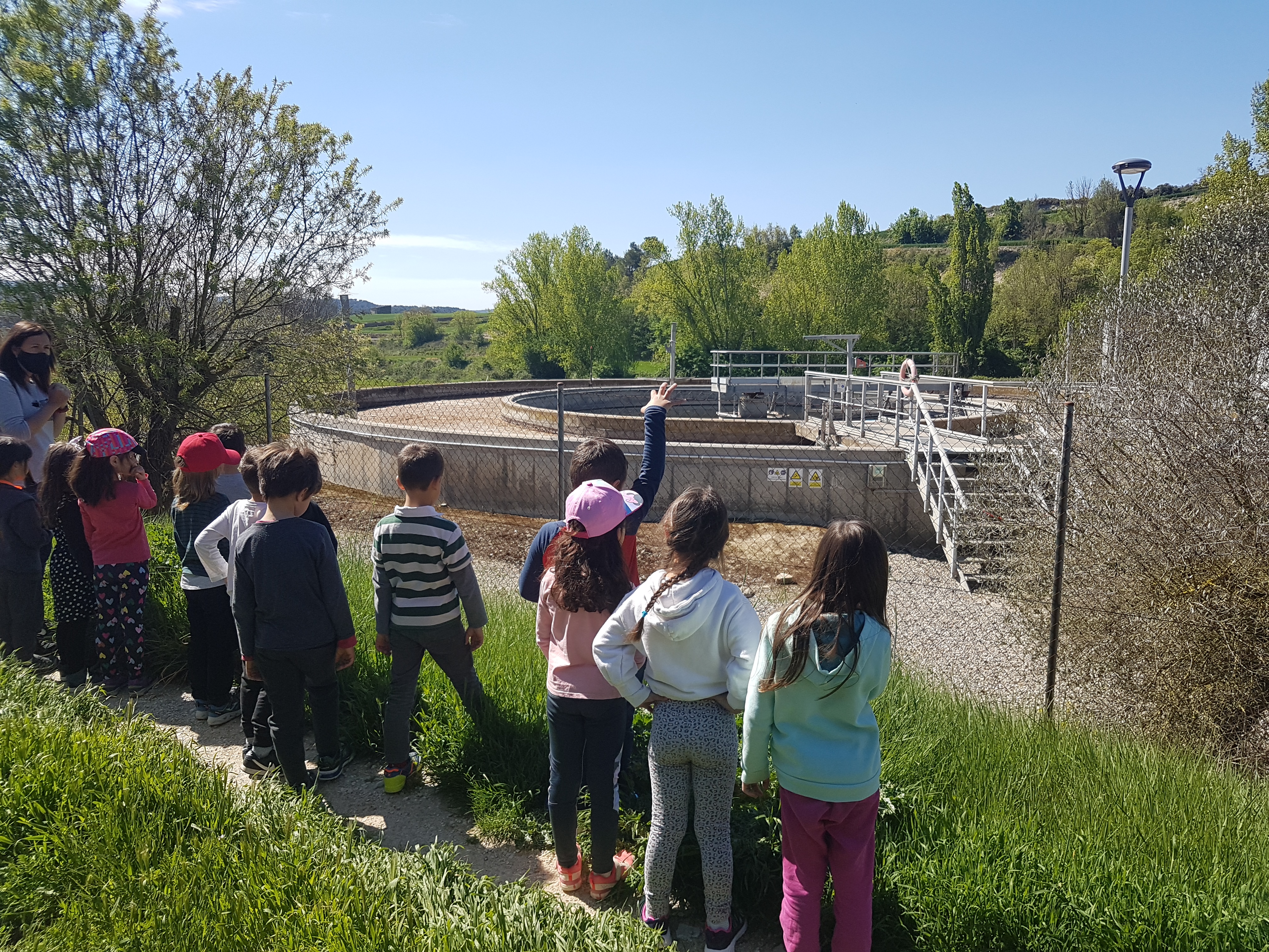 Els alumnes de p5 de l’escola cor de roure de santa coloma de queralt visiten la depuradora
