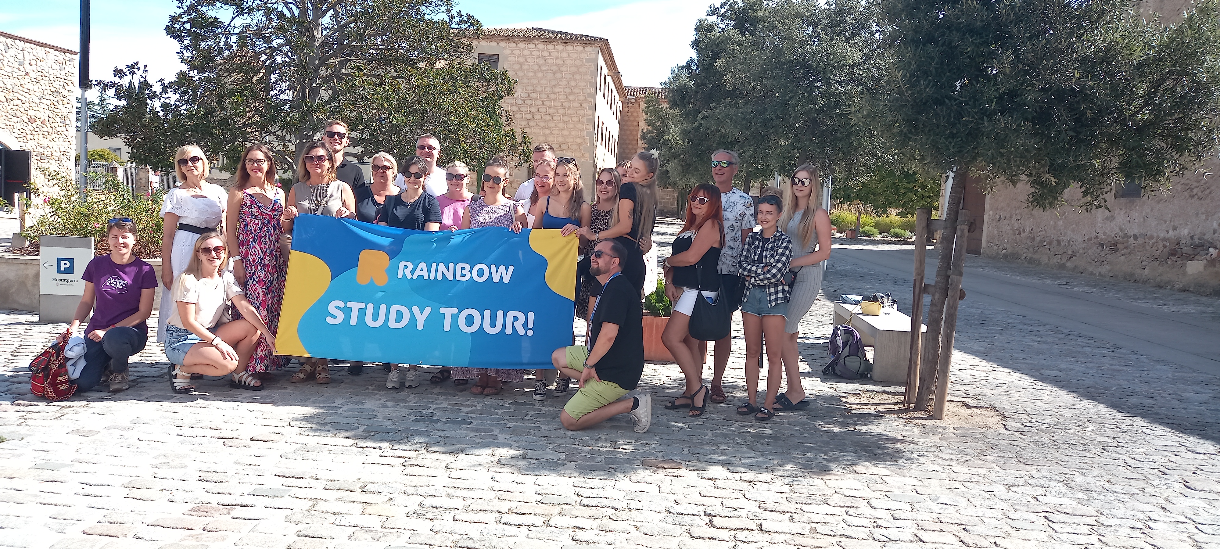 Vint i dos agents de viatges polonesos visiten poblet i montblanc