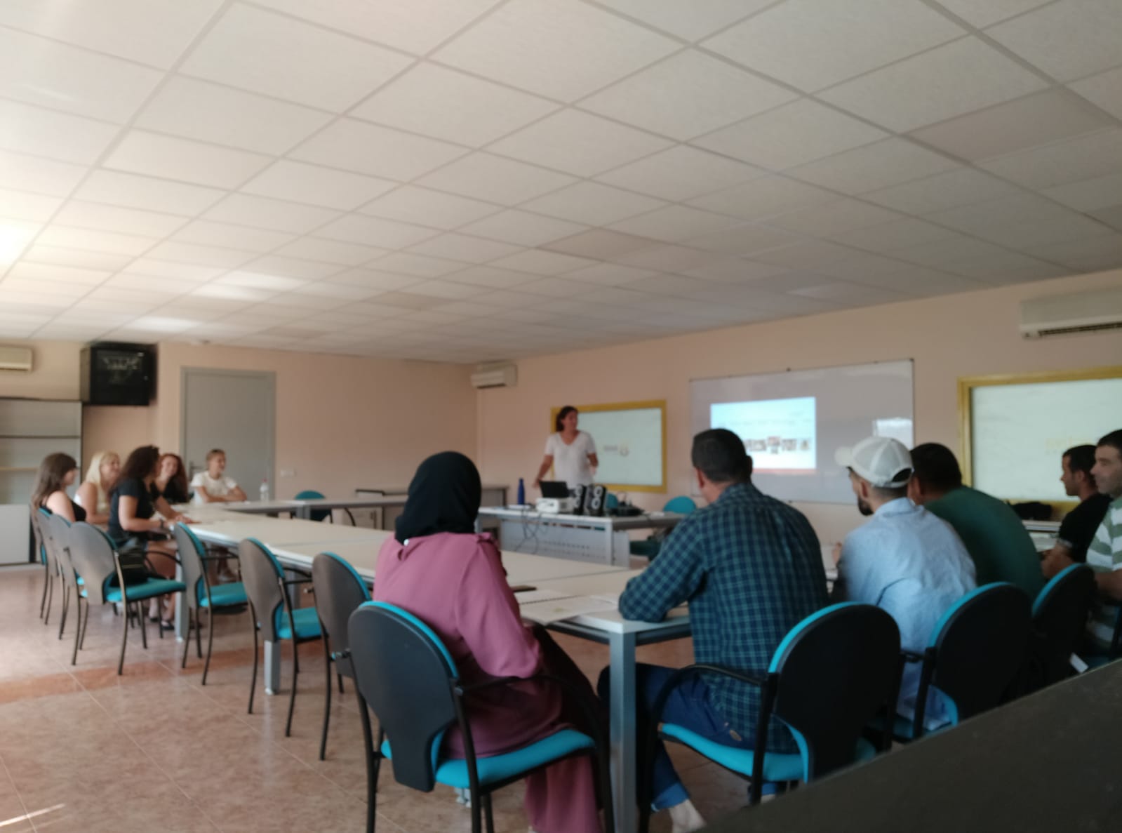 El servei d'atenció a persones immigrades, emigrades i refugiades de la conca de barberà inicia el curs de coneixement de la societat catalana