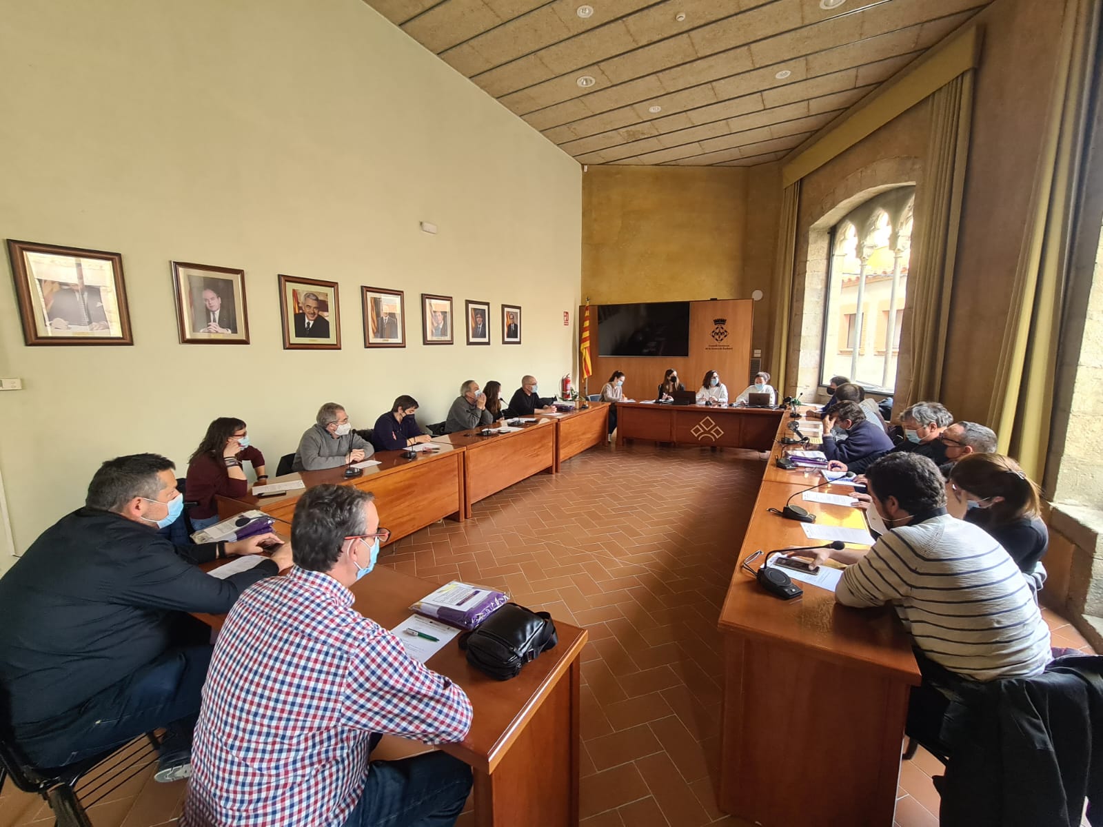 El consell comarcal es reuneix amb representants de la comunitat ucraïnesa i els ajuntaments de la comarca per arribar a acords pel que fa a la recollida de material per ucraïna