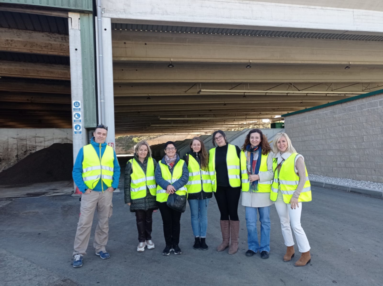 Visita de treballadors de la residència jaume i de l'espluga de francolí al centre de tractament de residus