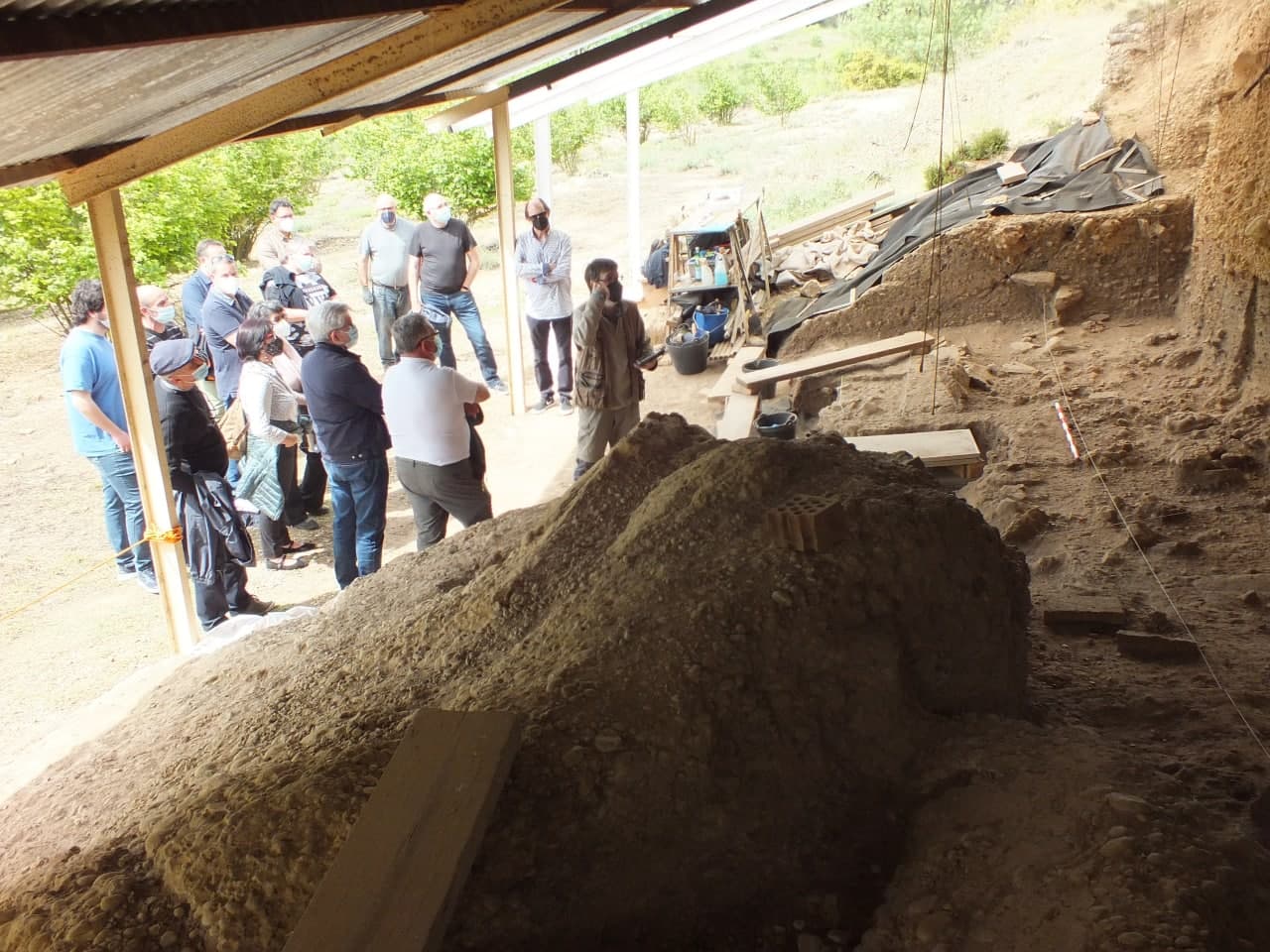 El president del consell comarcal de la conca de barberà encapçala una visita d’alcaldes i consellers comarcals al jaciment arqueològic del molí del salt i a la cova museu de la font major