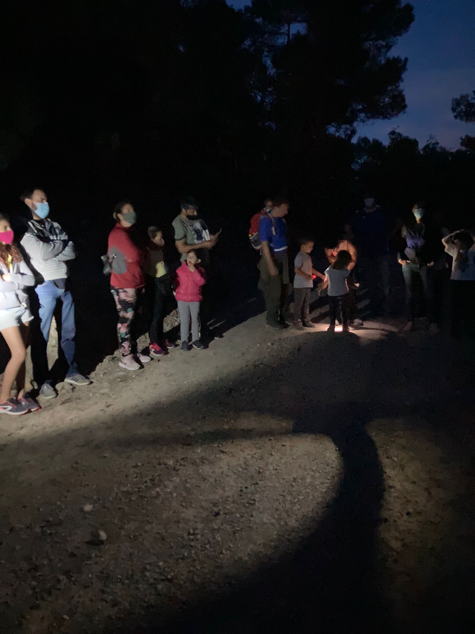 Una trentena de persones participen a la passejada nocturna amb constel·lacions a sant magí de la brufaganya