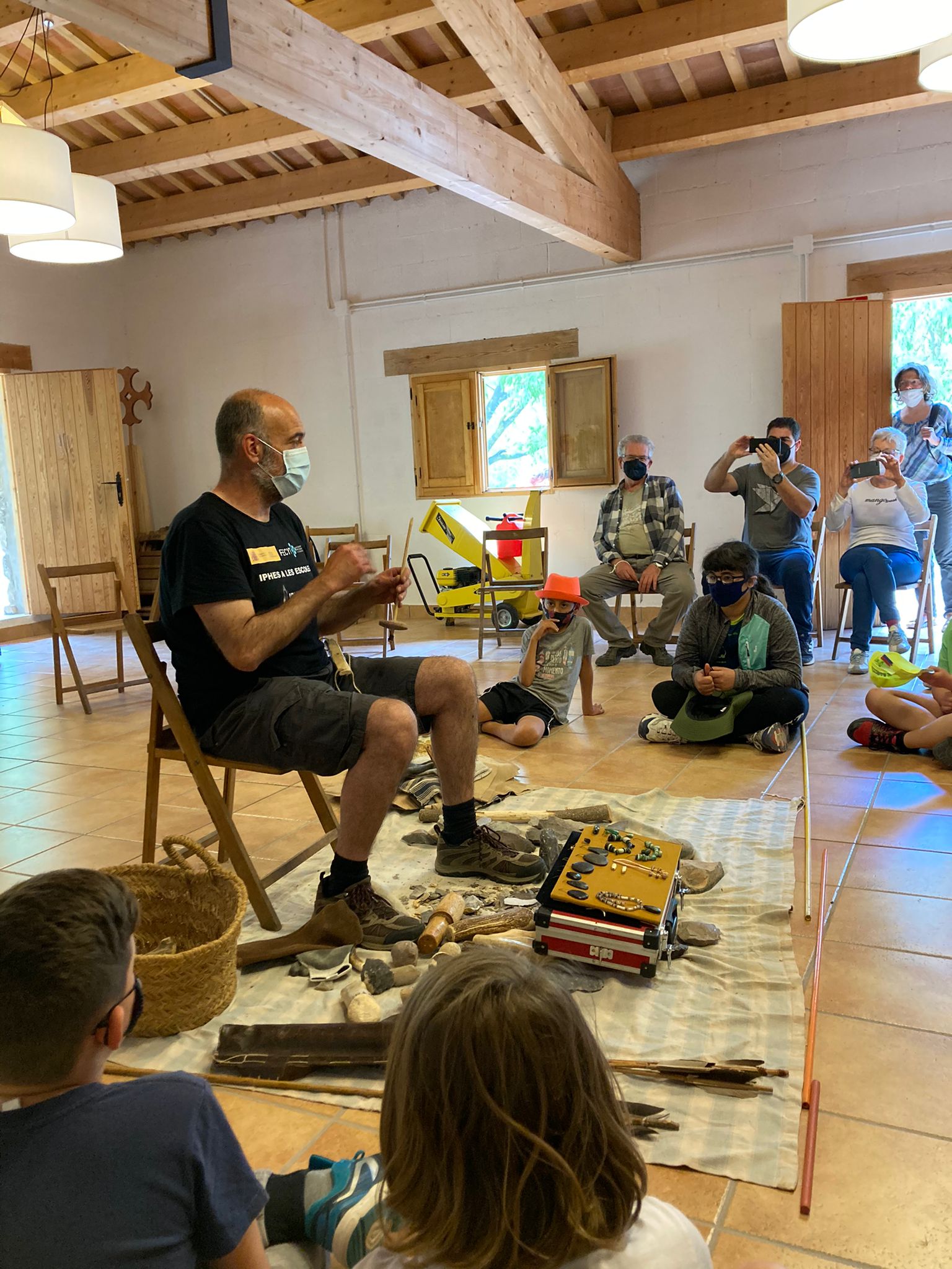 Una quarantena de famílies participen al taller sobre prehistòria 'humans i pedres'