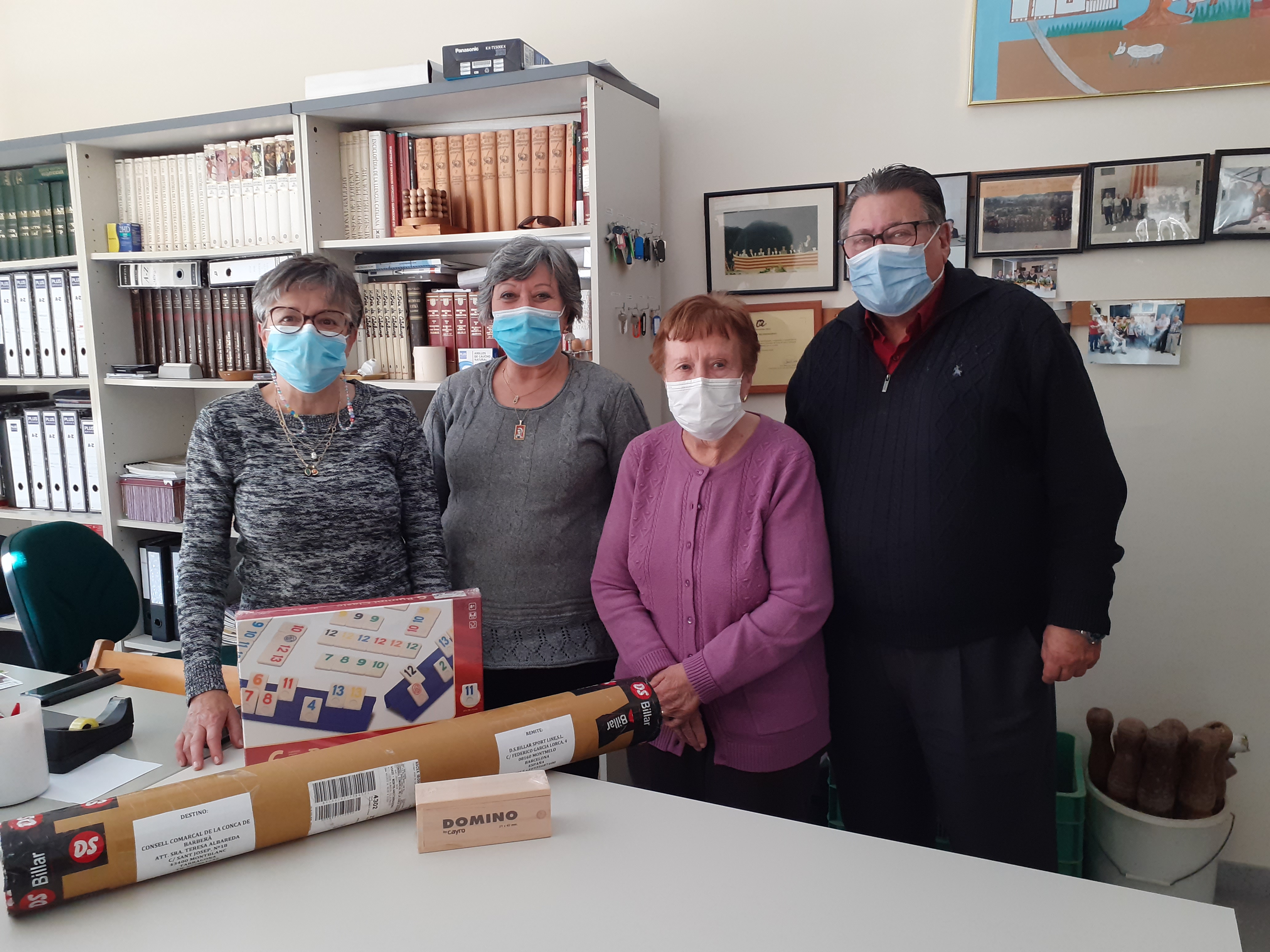 L’àrea d’igualtat, migracions i ciutadania del consell comarcal lliura material divers a les associacions de gent gran de la comarca