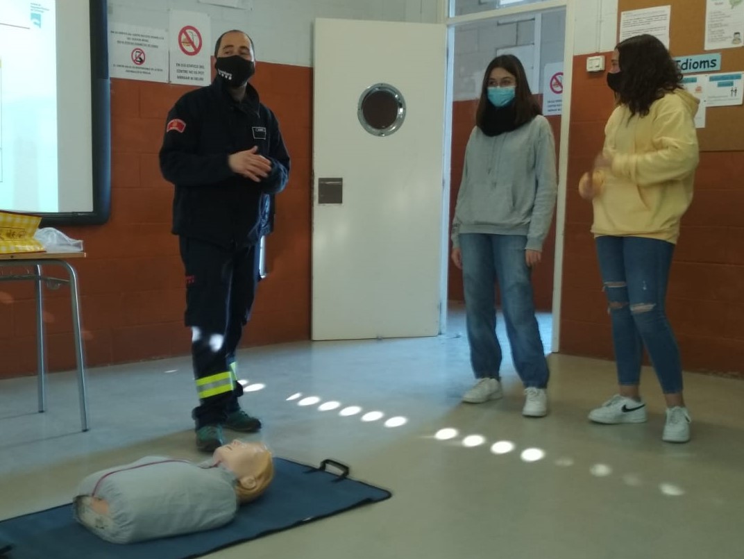 L'oficina jove imparteix formació sobre primers auxilis als alumnes de 3r d'eso