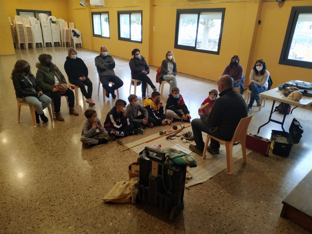 Es realitza el taller “humans i pedres” de demostració pràctica sobre la prehistòria a les piles i a vilaverd