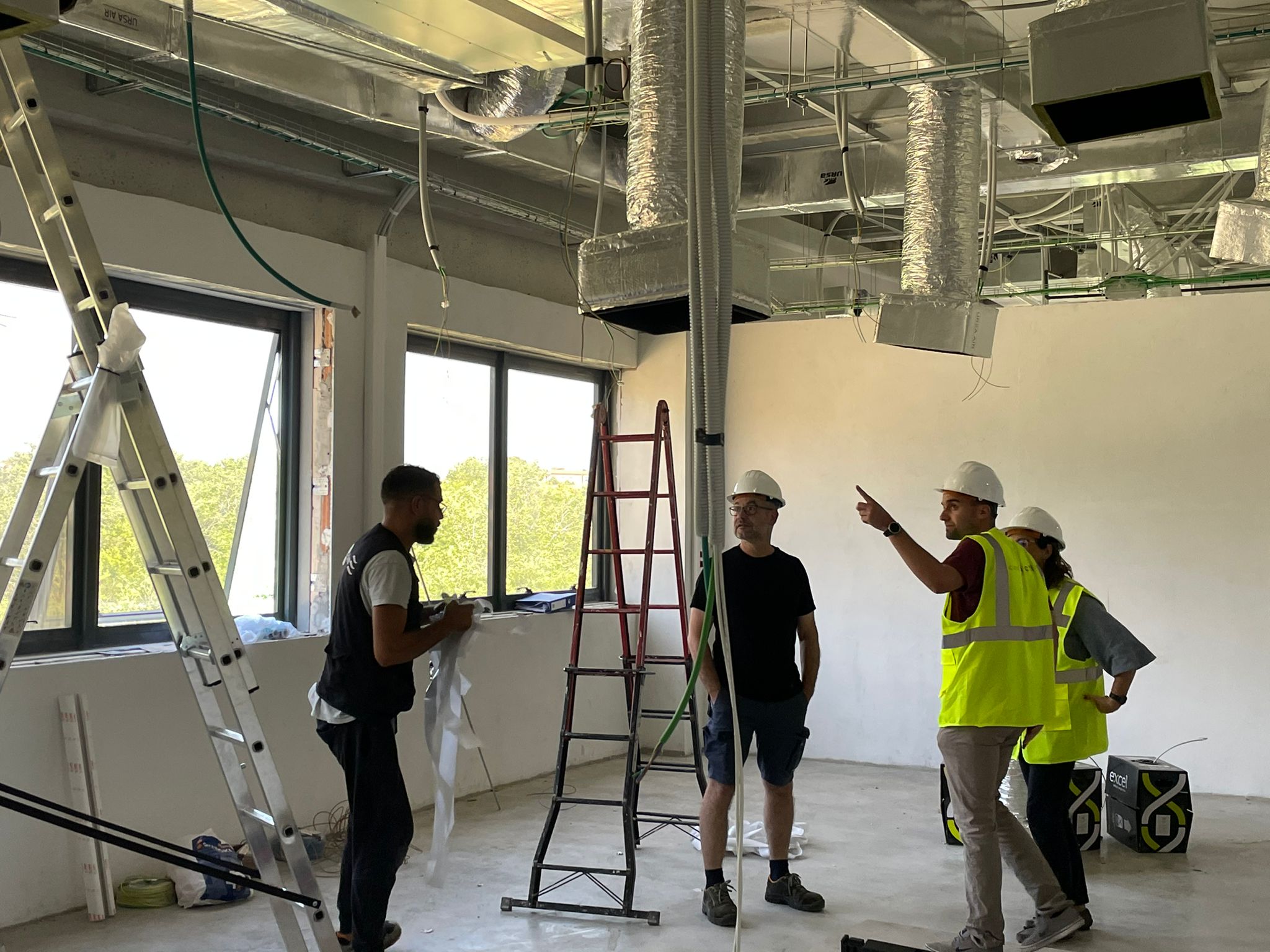 Visita de carme pallàs i marc roca a les noves aules del  cfgs d’energies renovables a concactiva