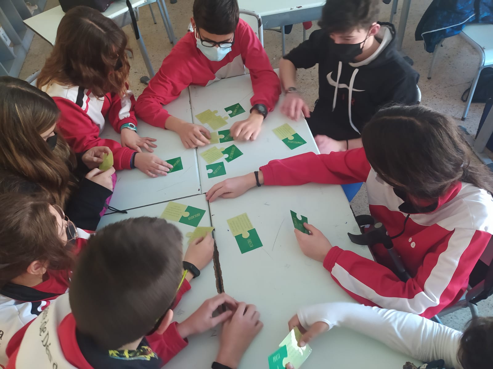 L’àrea de medi ambient visita l’institut mare de déu de la serra per fer la gimcana dels residus