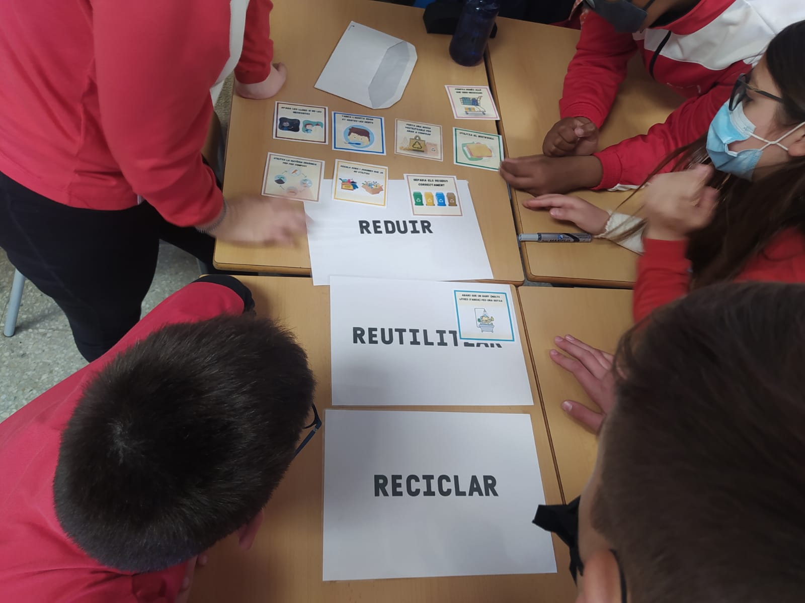 Gimcana dels residus a l'escola mare de déu de la serra