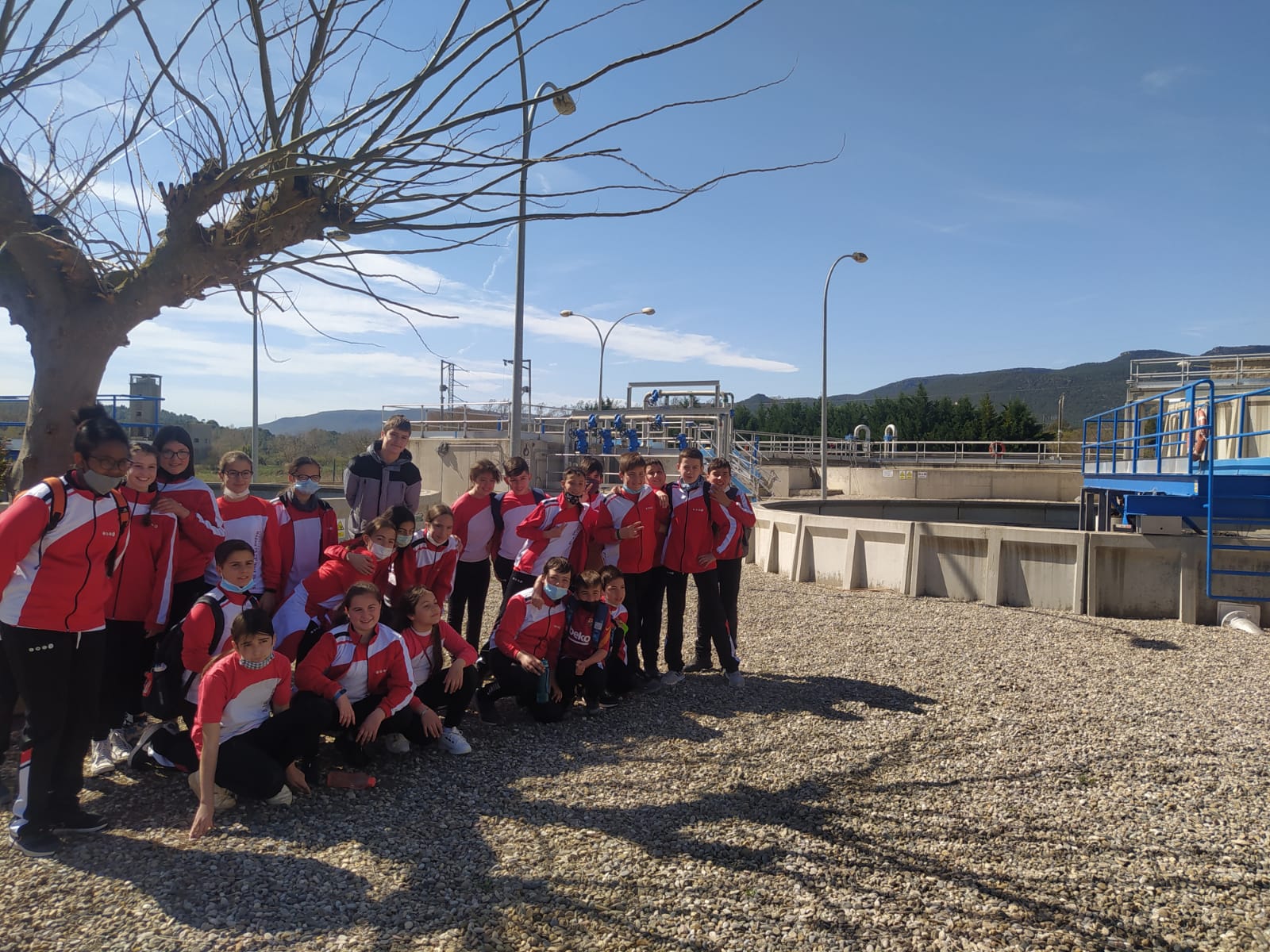 L’alumnat de 6è de primària de l’escola mare de déu de la serra visita la depuradora de montblanc