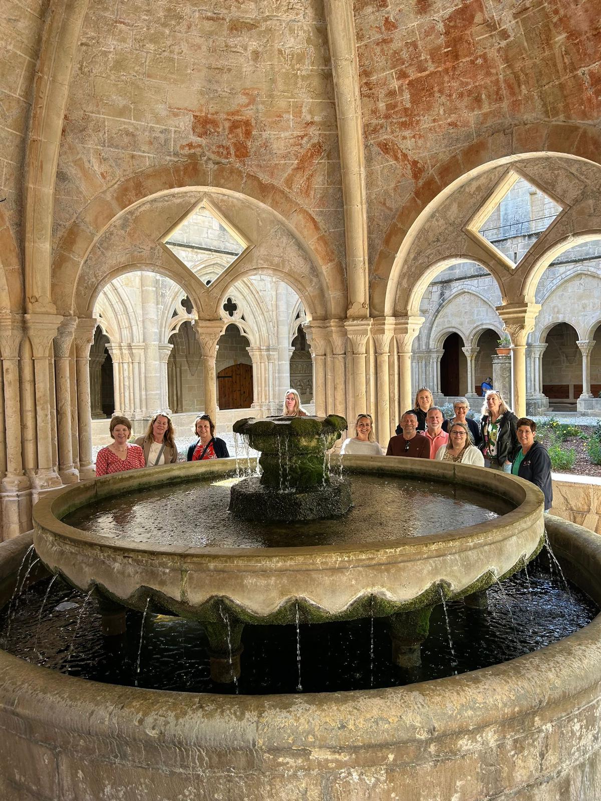 Tretze agents de viatges visiten el monestir de poblet per conèixer el tram 2 del grand tour de catalunya tarragona lleida