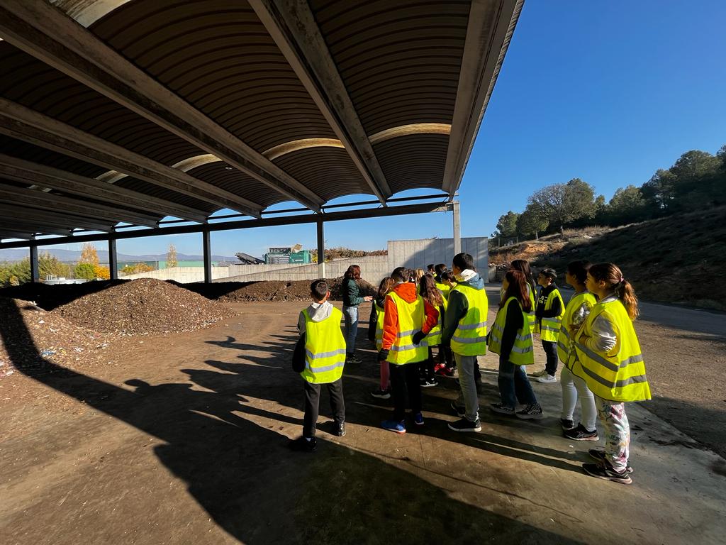 Alumnat de 6è de primària de l'escola mare de déu de la serra de montblanc visiten el centre de tractament de residus municipals