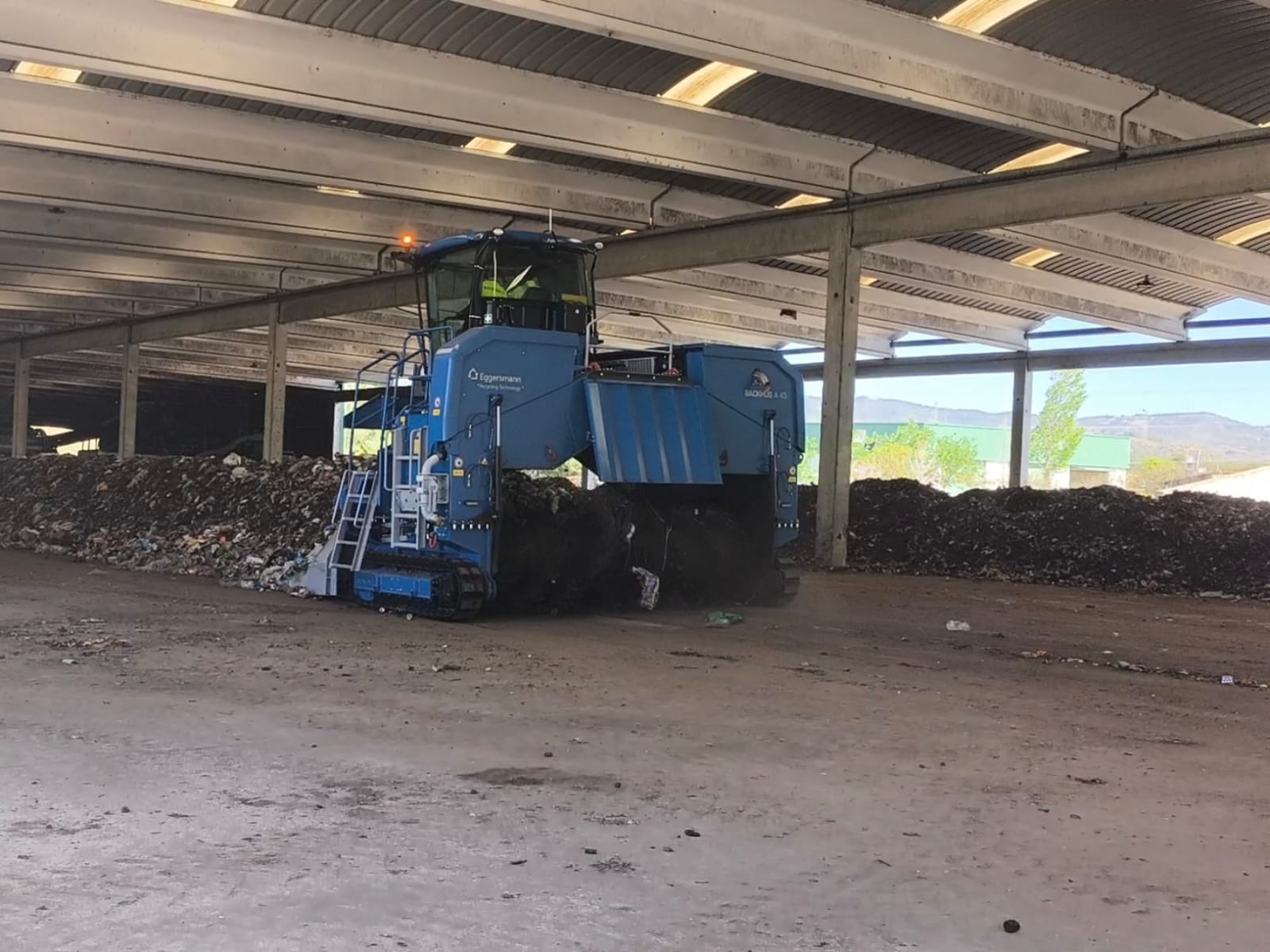 La nova voltejadora millora el procés de compostatge al centre comarcal de tractament de residus municipals