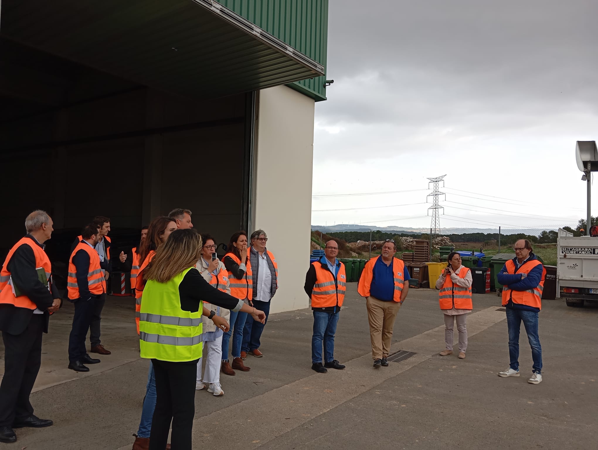 El servei de recollida de residus de la conca rep la visita de polítics i tècnics del consorci de residus de menorca