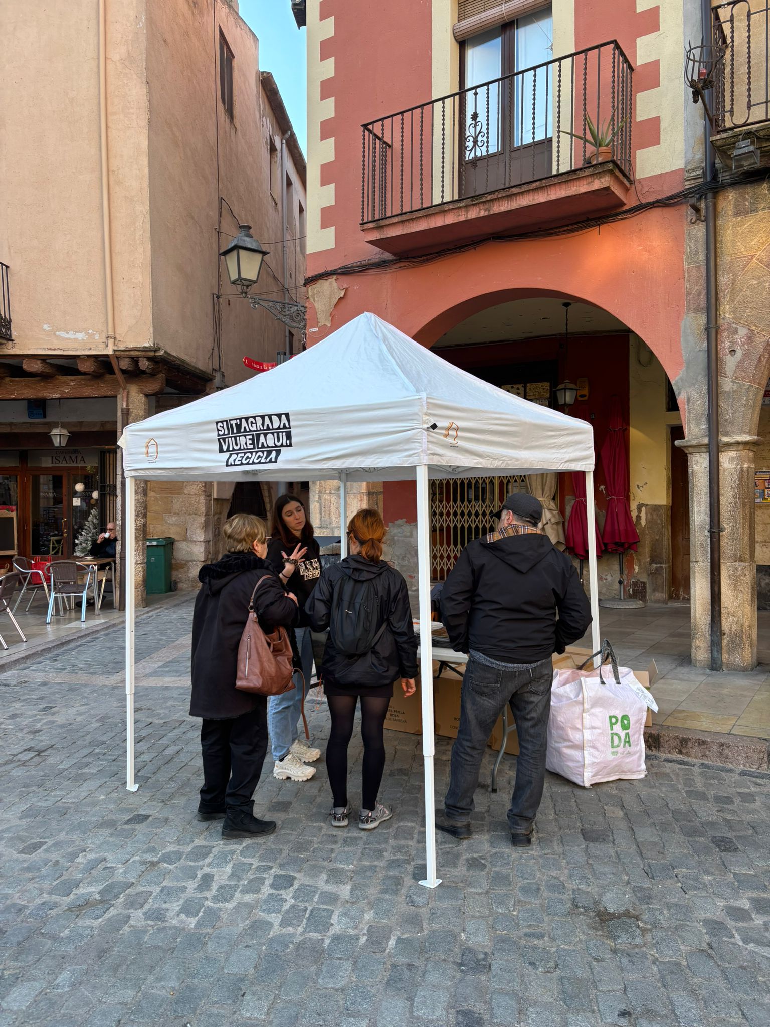 Punt informatiu sobre la recollida de tèxtil a montblanc