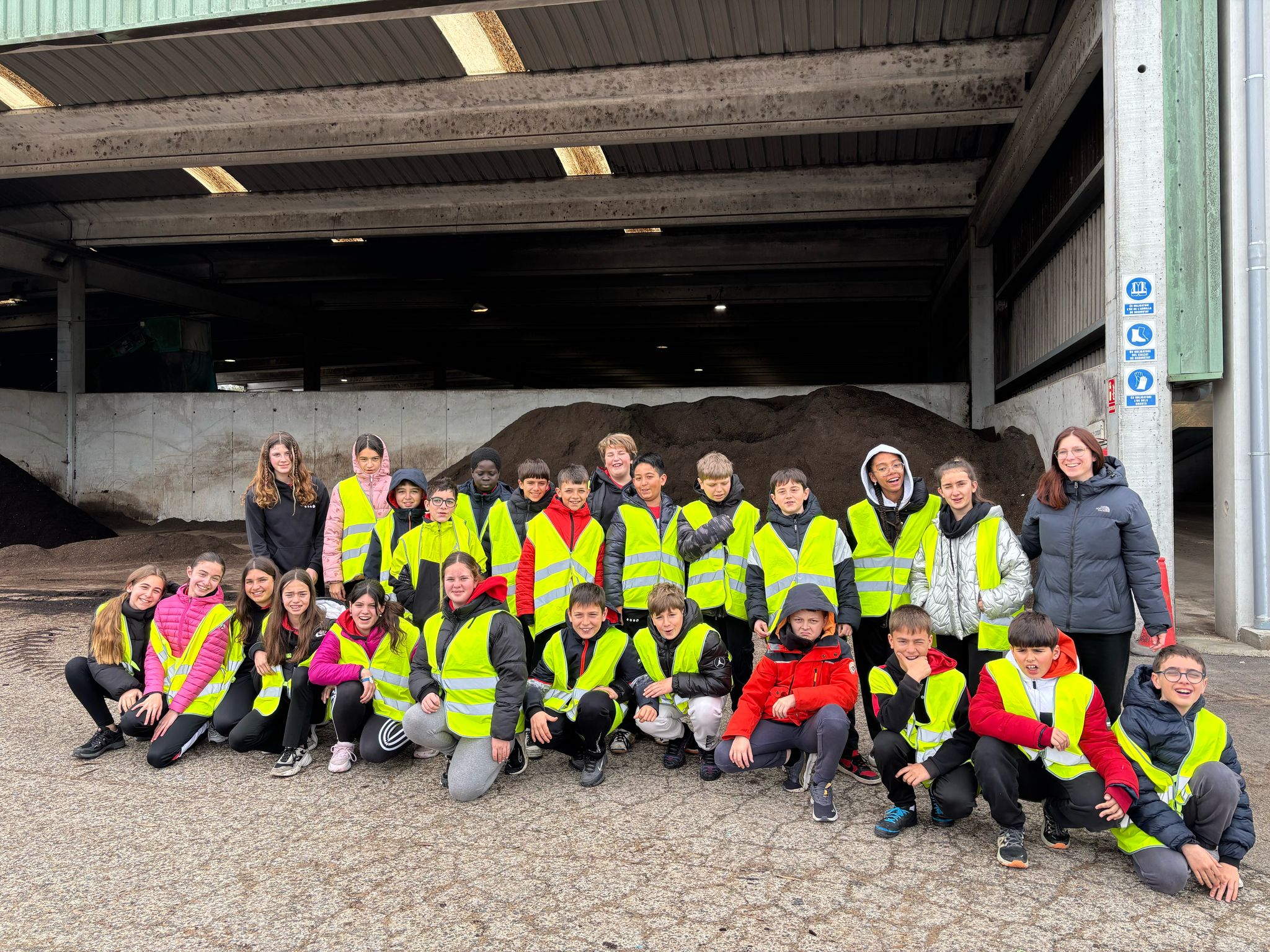 Els alumnes de 6è de l'escola mare de déu de la serra visiten el centre de tractament de residus comarcal