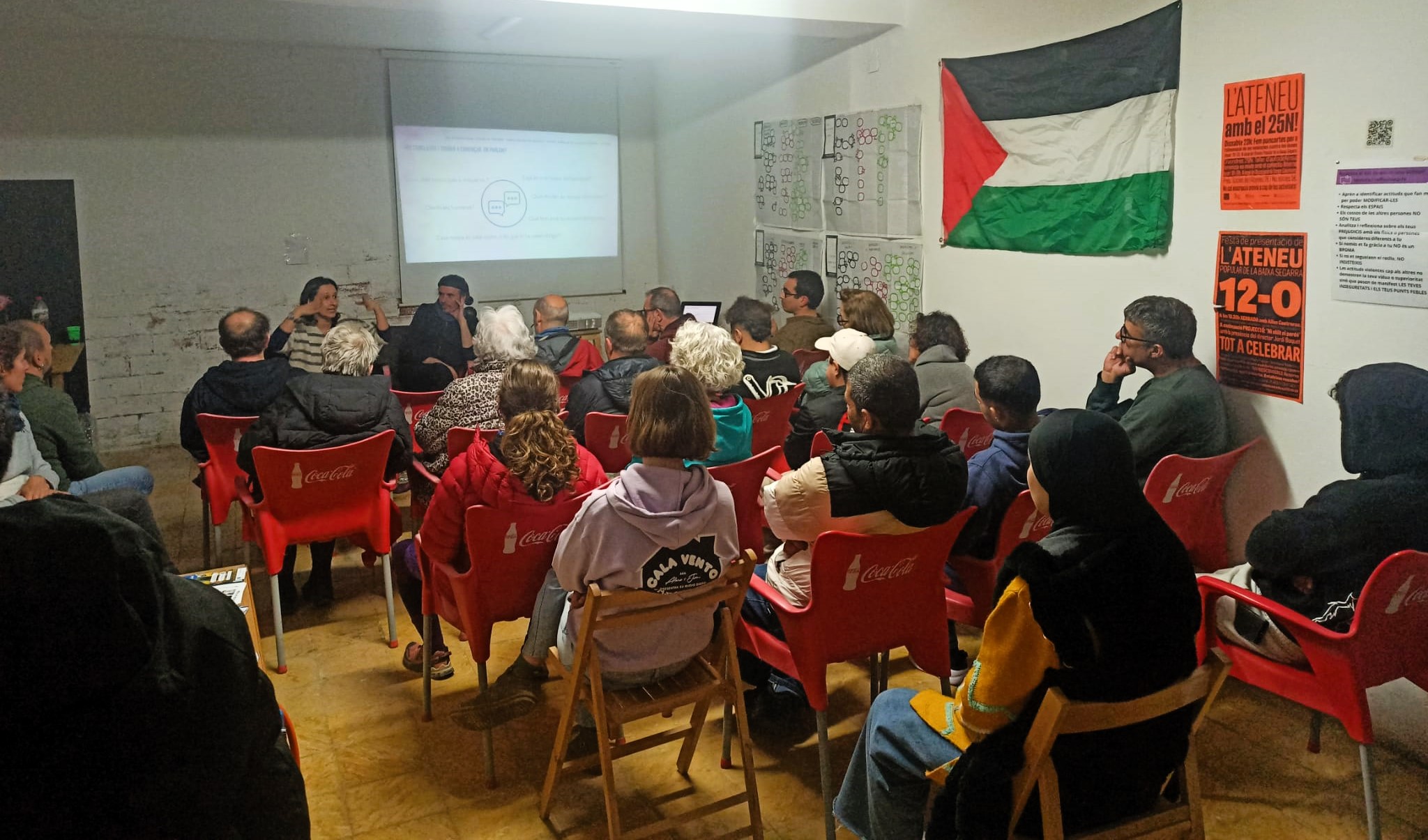 Èxit de la presentació del llibre "migracions. obrir les fronteres d'un món desigual" a santa coloma de queralt