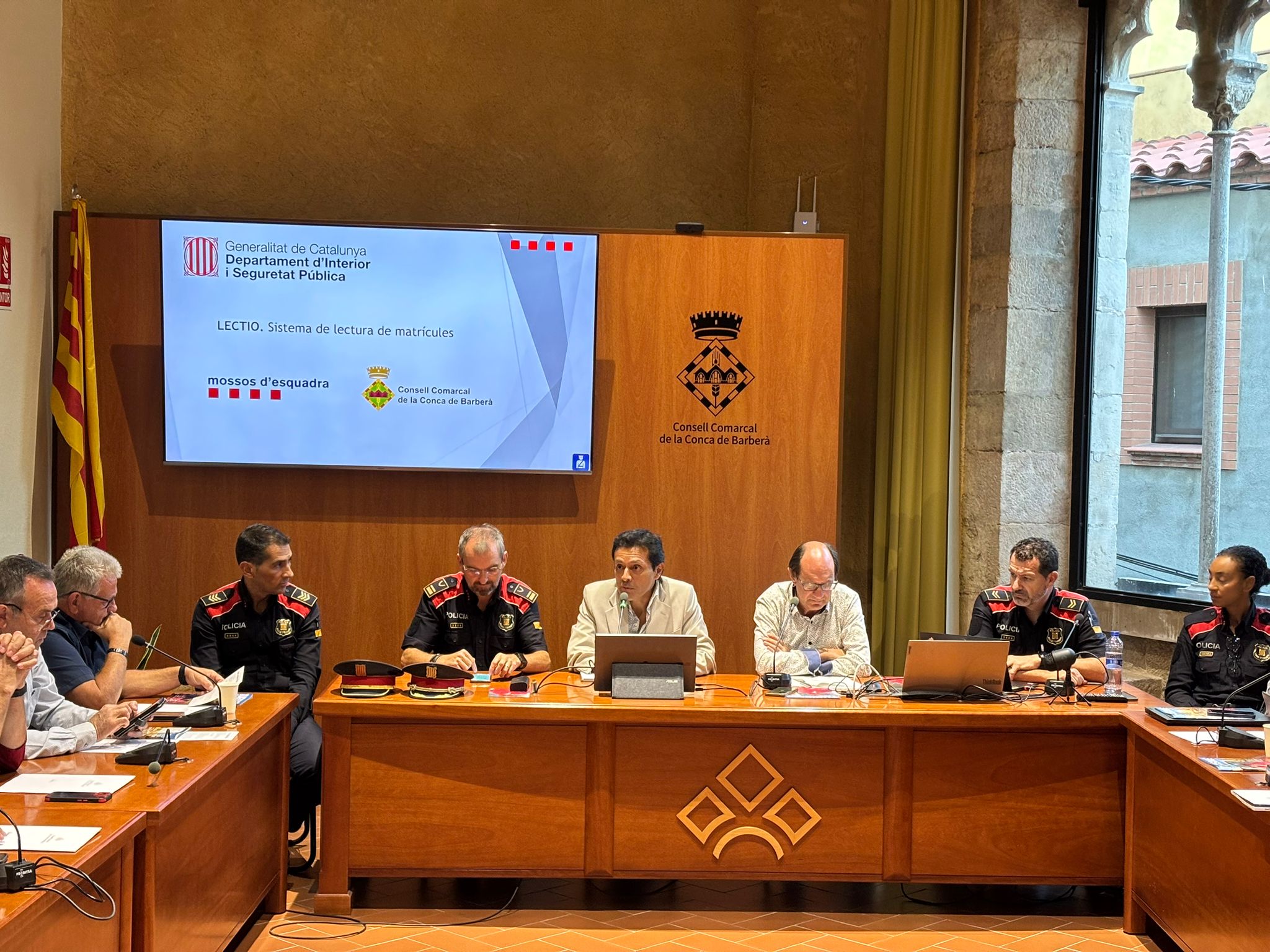 El departament d’interior i del cos dels mossos d’esquadra presenten la instal·lació de càmeres de lectura de matrícules al municipis de la comarca
