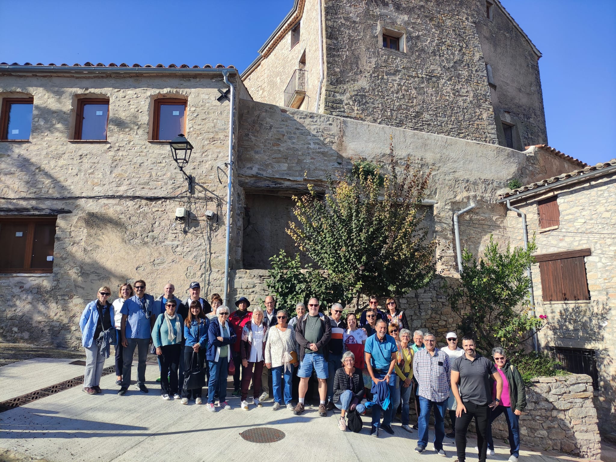 Més de cinquanta persones descobreixen les piles amb la visita guiada “pedra a pedra”