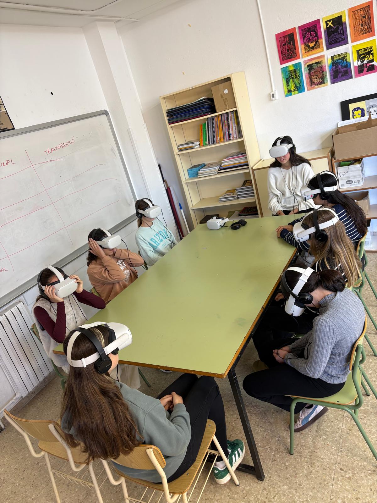 El grup lila i multicolor de l’institut martí l’humà participa en una experiència de realitat virtual per prevenir les violències masclistes